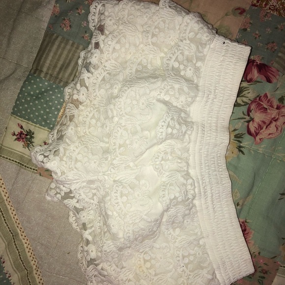 White Floral Detailed Shorts - Picture 2 of 4